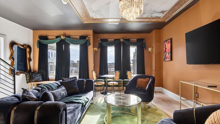 Elegante sala de estar con mobiliario moderno en un apartamento en Building Baptist World Center Drive - avantstay - 1460748 en Nashville, Nashville