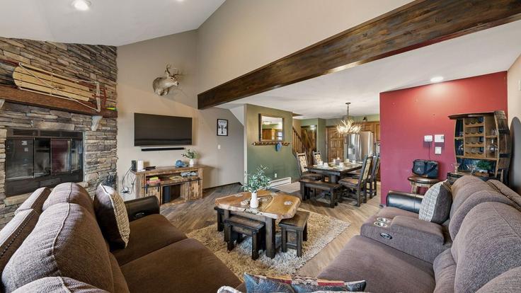 Tannersville, Tannersville에 위치한 Building Sunbird Way - avantstay - 1524009 유닛의 세련된 인테리어가 돋보이는 거실