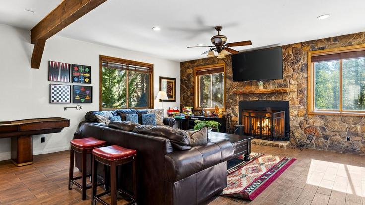 Building Starvation Flats Road - avantstay - 1028150 - LAX adresindeki bir dairede modern mobilyalarla zarif bir şekilde tasarlanmış oturma odası Big Bear Lake, Big Bear Lake