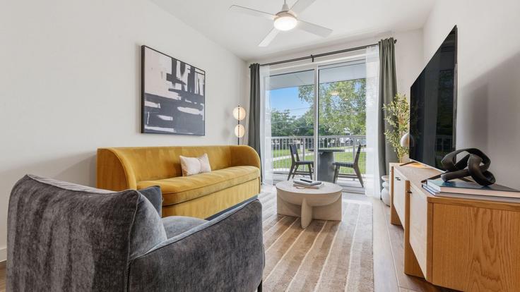 Elegante sala de estar con mobiliario moderno en un apartamento en Building Menchaca Road - avantstay - 1397072 en Austin, Austin