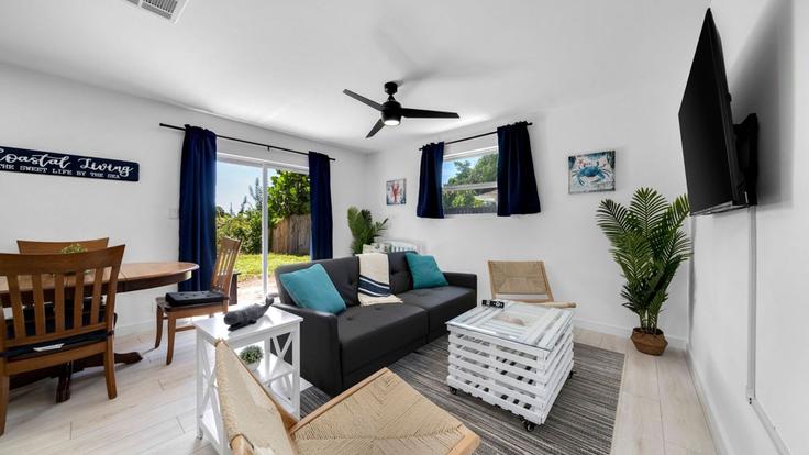 Elegante sala de estar con mobiliario moderno en un apartamento en Building 108th Avenue North - avantstay - 1631292 en Naples Park, Naples Park Elegante sala de estar con mobiliario moderno en un apartamento en Building 108th Avenue North - avantstay - 1631292 en Naples Park, Naples Park