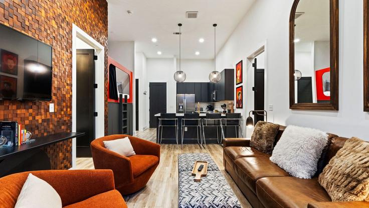 Elegante sala de estar con mobiliario moderno en un apartamento en Building Hermitage Avenue - avantstay - 1424289 en Nashville, Nashville