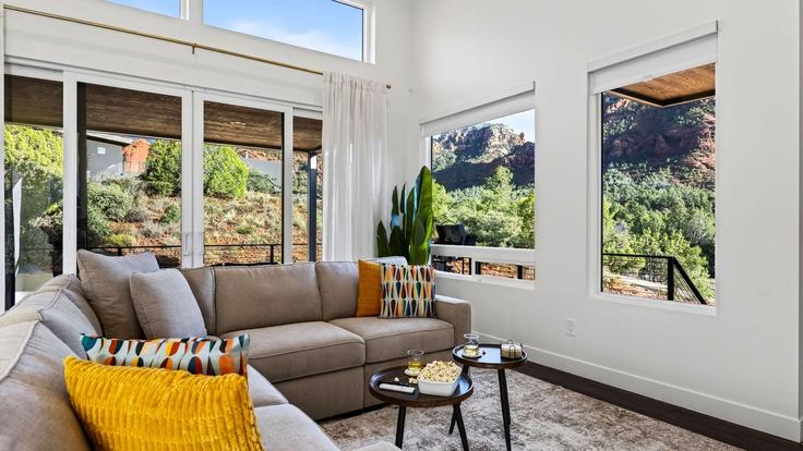 Sedona, Sedona에 위치한 Building Juniper Trail - avantstay - 1640153 유닛의 세련된 인테리어가 돋보이는 거실 Sedona, Sedona에 위치한 Building Juniper Trail - avantstay - 1640153 유닛의 세련된 인테리어가 돋보이는 거실