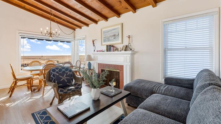 Newport Beach, Newport Beach에 위치한 Building East Oceanfront - avantstay - 1437628 유닛의 세련된 인테리어가 돋보이는 거실