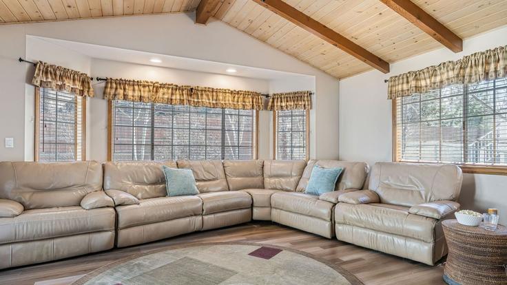 Building Pinecrest Drive - avantstay - 1511253 adresindeki bir dairede modern mobilyalarla zarif bir şekilde tasarlanmış oturma odası Big Bear Lake, Big Bear Lake