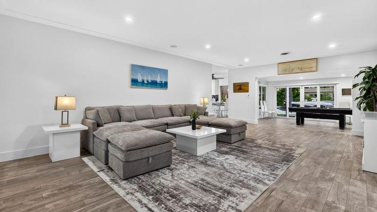 Elegant gestaltetes Wohnzimmer mit moderner Einrichtung in einer Wohnung im Building Coral Reef Drive - avantstay - 1580598 in Lauderdale-by-the-Sea, Lauderdale-by-the-Sea