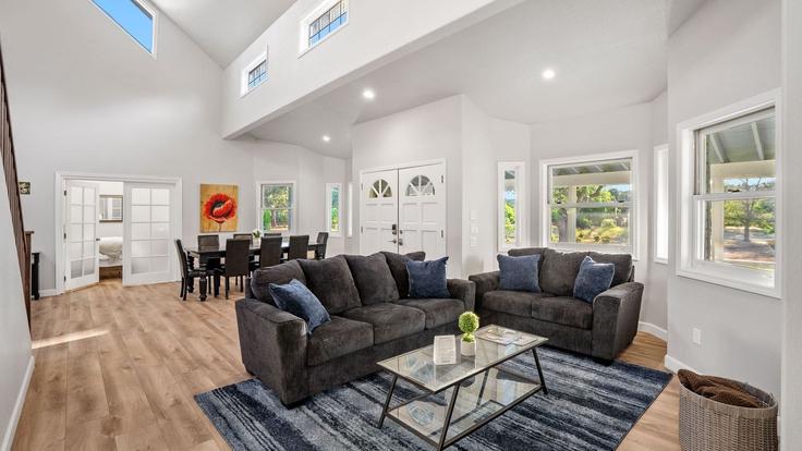 Salle de séjour élégante avec mobilier moderne dans un appartement à Building Thistle Road - avantstay - 1598080 à Paso Robles, Paso Robles Salle de séjour élégante avec mobilier moderne dans un appartement à Building Thistle Road - avantstay - 1598080 à Paso Robles, Paso Robles