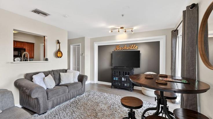 Salle de séjour élégante avec mobilier moderne dans un appartement à Building 1st Avenue North - avantstay - 1507594 à Nashville, Nashville
