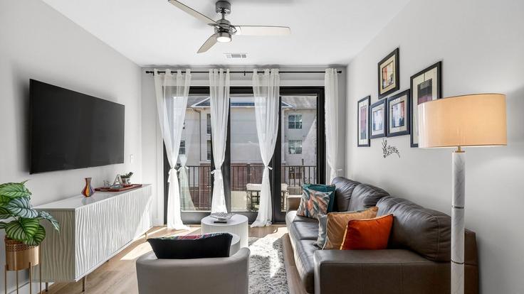 Building 31st Avenue North - avantstay - 1475265 adresindeki bir dairede modern mobilyalarla zarif bir şekilde tasarlanmış oturma odası Nashville, Nashville Building 31st Avenue North - avantstay - 1475265 adresindeki bir dairede modern mobilyalarla zarif bir şekilde tasarlanmış oturma odası Nashville, Nashville