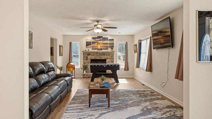 Elegant gestaltetes Wohnzimmer mit moderner Einrichtung in einer Wohnung im Building Clover Road - avantstay - 1514385 in Emerald Lakes, Emerald Lakes