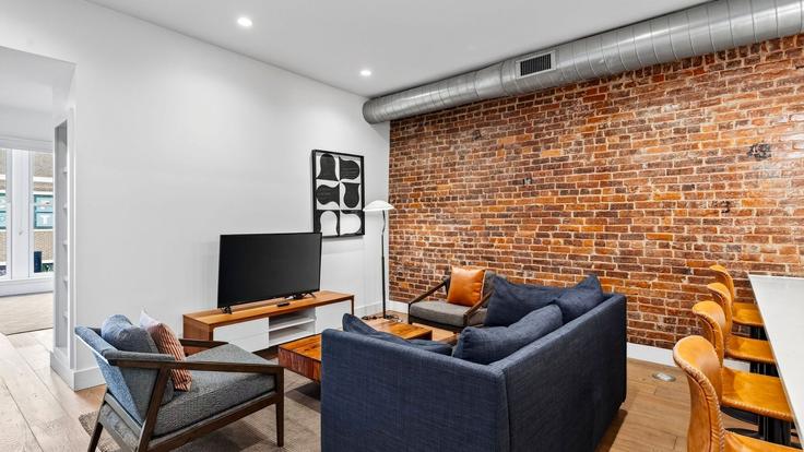 Nashville NashvilleのBuilding 2nd Avenue South - avantstay - 1593978のアパートメントにある、モダンな家具を備えたエレガントなデザインのリビングルーム