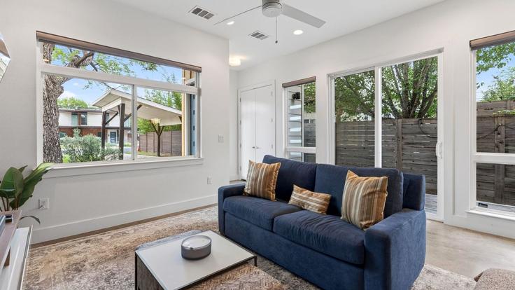 Salle de séjour élégante avec mobilier moderne dans un appartement à Building Govalle Avenue - avantstay - 1523124 à Austin, Austin