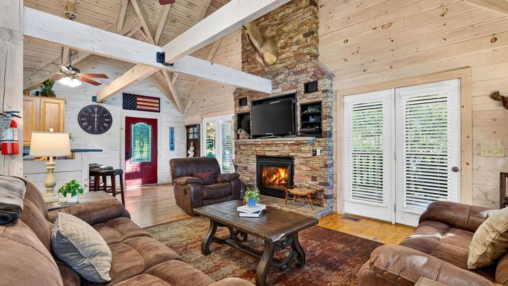 Sevierville, Sevierville에 위치한 Building Hatcher Top Road - avantstay - 1646837 유닛의 세련된 인테리어가 돋보이는 거실 Sevierville, Sevierville에 위치한 Building Hatcher Top Road - avantstay - 1646837 유닛의 세련된 인테리어가 돋보이는 거실