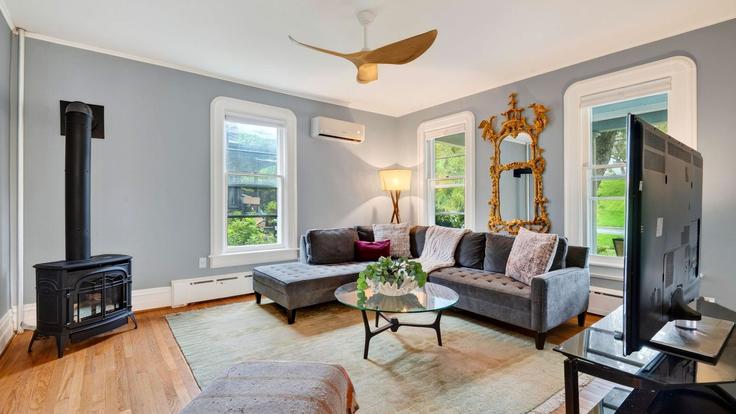 Elegante sala de estar con mobiliario moderno en un apartamento en Building Spring Street - avantstay - 1628893 en Catskill, Catskill