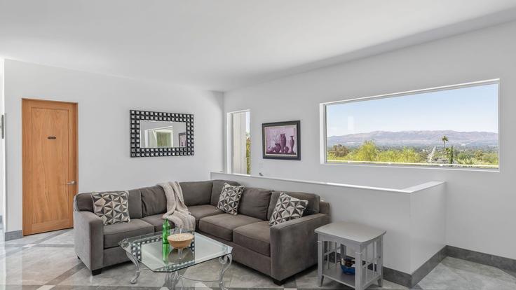 Los Angeles Los AngelesのBuilding Winnetka Avenue - avantstay - 1271398のアパートメントにある、モダンな家具を備えたエレガントなデザインのリビングルーム Los Angeles Los AngelesのBuilding Winnetka Avenue - avantstay - 1271398のアパートメントにある、モダンな家具を備えたエレガントなデザインのリビングルーム