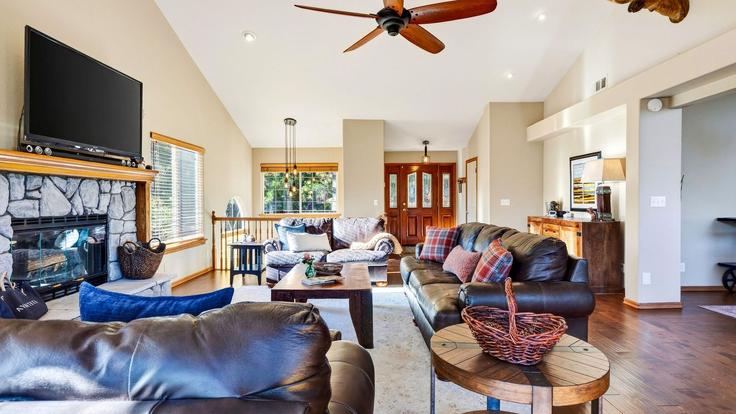Elegant gestaltetes Wohnzimmer mit moderner Einrichtung in einer Wohnung im Building Chipmunk Drive - avantstay - 1628270 in Lake Arrowhead, Lake Arrowhead Elegant gestaltetes Wohnzimmer mit moderner Einrichtung in einer Wohnung im Building Chipmunk Drive - avantstay - 1628270 in Lake Arrowhead, Lake Arrowhead