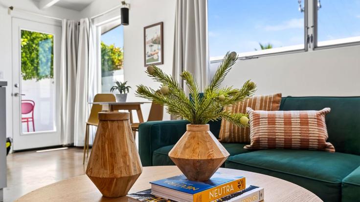 Building South Riverside Drive - avantstay - 1028117 - LAX adresindeki bir dairede modern mobilyalarla zarif bir şekilde tasarlanmış oturma odası Palm Springs, Palm Springs