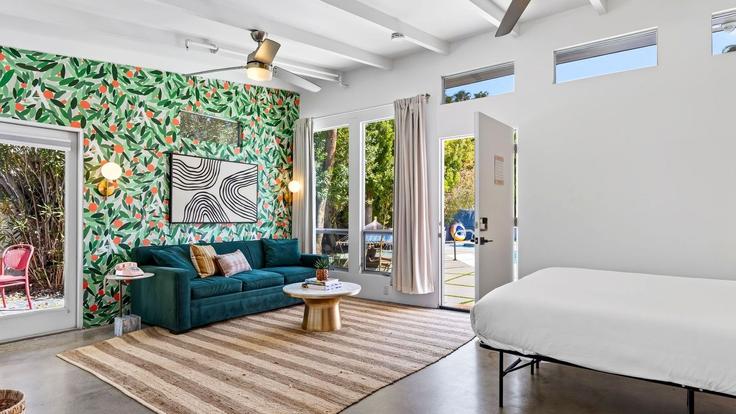 Elegante sala de estar con mobiliario moderno en un apartamento en Building South Riverside Drive - avantstay - 1028118 - LAX en Palm Springs, Palm Springs Elegante sala de estar con mobiliario moderno en un apartamento en Building South Riverside Drive - avantstay - 1028118 - LAX en Palm Springs, Palm Springs