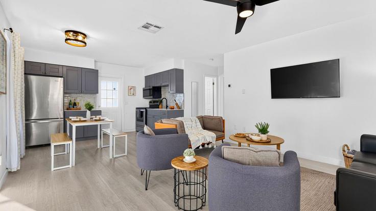 Sala de estar elegantemente projetada com móveis modernos em um apartamento no Building 108th Avenue North - avantstay - 1631294 em Naples Park, Naples Park