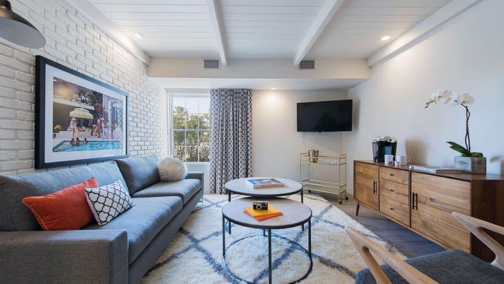 Building South Vía Las Palmas - avantstay - 1585436 adresindeki bir dairede modern mobilyalarla zarif bir şekilde tasarlanmış oturma odası Palm Springs, Palm Springs