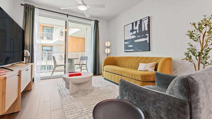 Austin AustinのBuilding Menchaca Road - avantstay - 1396902のアパートメントにある、モダンな家具を備えたエレガントなデザインのリビングルーム