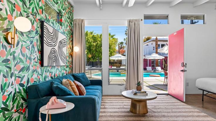 Building South Riverside Drive - avantstay - 1028103 - LAX adresindeki bir dairede modern mobilyalarla zarif bir şekilde tasarlanmış oturma odası Palm Springs, Palm Springs