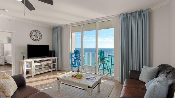 Salle de séjour élégante avec mobilier moderne dans un appartement à Building Front Beach Road - avantstay - 1468401 à Panama City Beach, Panama City Beach