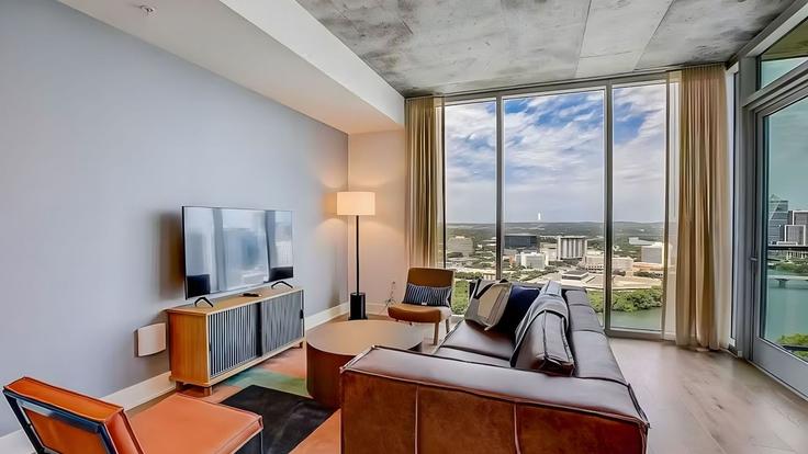 Austin, Austin에 위치한 Building East Avenue - avantstay - 1638671 유닛의 세련된 인테리어가 돋보이는 거실 Austin, Austin에 위치한 Building East Avenue - avantstay - 1638671 유닛의 세련된 인테리어가 돋보이는 거실