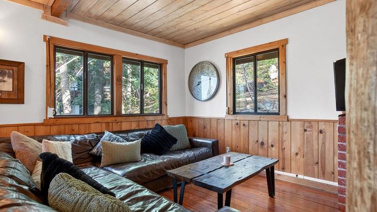 Building Cherry Lane - avantstay - 1536477 adresindeki bir dairede modern mobilyalarla zarif bir şekilde tasarlanmış oturma odası Big Bear Lake, Big Bear Lake