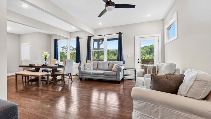 Salle de séjour élégante avec mobilier moderne dans un appartement à Building Riverside Drive - avantstay - 1622449 à Woodfin, Woodfin