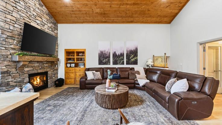 Building Gold Bend - avantstay - 1624505 adresindeki bir dairede modern mobilyalarla zarif bir şekilde tasarlanmış oturma odası Truckee, Truckee Building Gold Bend - avantstay - 1624505 adresindeki bir dairede modern mobilyalarla zarif bir şekilde tasarlanmış oturma odası Truckee, Truckee