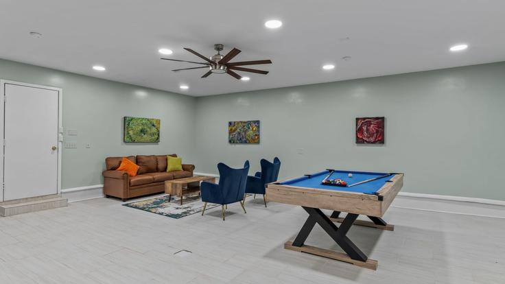 Building Renwick Lane - avantstay - 1399899 adresindeki bir dairede modern mobilyalarla zarif bir şekilde tasarlanmış oturma odası Lake Norman of Iredell, Lake Norman of Iredell Building Renwick Lane - avantstay - 1399899 adresindeki bir dairede modern mobilyalarla zarif bir şekilde tasarlanmış oturma odası Lake Norman of Iredell, Lake Norman of Iredell