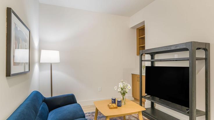 Elegant gestaltetes Wohnzimmer mit moderner Einrichtung in einer Wohnung im Building Beech Street - avantstay - 1494702 in San Diego, San Diego