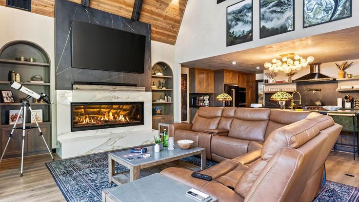 Elegante sala de estar con mobiliario moderno en un apartamento en Building Winterpark Drive - avantstay - 1626429 en Big Bear Lake, Big Bear Lake Elegante sala de estar con mobiliario moderno en un apartamento en Building Winterpark Drive - avantstay - 1626429 en Big Bear Lake, Big Bear Lake