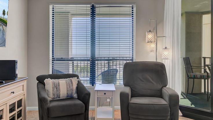 Elegant gestaltetes Wohnzimmer mit moderner Einrichtung in einer Wohnung im Building Palmetto Drive - avantstay - 1027109 - USA in Isle of Palms, Isle of Palms Elegant gestaltetes Wohnzimmer mit moderner Einrichtung in einer Wohnung im Building Palmetto Drive - avantstay - 1027109 - USA in Isle of Palms, Isle of Palms