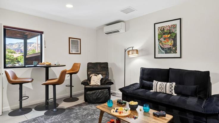 Salle de séjour élégante avec mobilier moderne dans un appartement à Building Arizona 89A - avantstay - 1539985 à Sedona, Sedona Salle de séjour élégante avec mobilier moderne dans un appartement à Building Arizona 89A - avantstay - 1539985 à Sedona, Sedona
