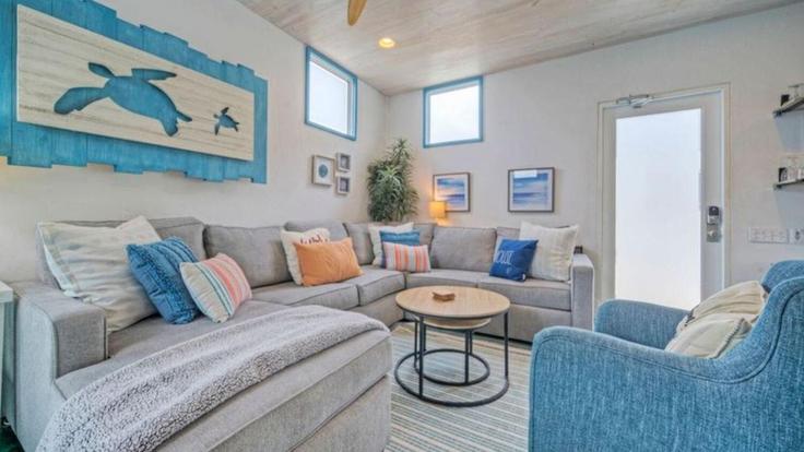 Port Aransas, Port Aransas에 위치한 Building 10th Street - avantstay - 1538961 유닛의 세련된 인테리어가 돋보이는 거실 Port Aransas, Port Aransas에 위치한 Building 10th Street - avantstay - 1538961 유닛의 세련된 인테리어가 돋보이는 거실
