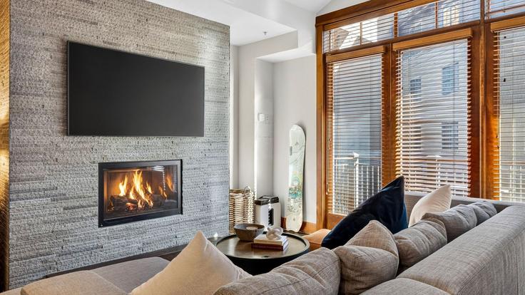 Sala de estar elegantemente projetada com móveis modernos em um apartamento no Building Northstar Drive - avantstay - 1639641 em Truckee, Truckee