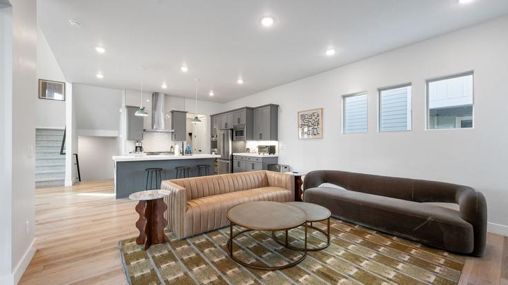 Elegant gestaltetes Wohnzimmer mit moderner Einrichtung in einer Wohnung im Building Purple Poppy Lane - avantstay - 1569655 in East Basin, East Basin Elegant gestaltetes Wohnzimmer mit moderner Einrichtung in einer Wohnung im Building Purple Poppy Lane - avantstay - 1569655 in East Basin, East Basin