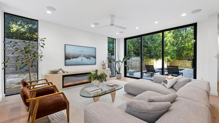Elegant gestaltetes Wohnzimmer mit moderner Einrichtung in einer Wohnung im Building West Elizabeth Street - avantstay - 1593969 in Austin, Austin
