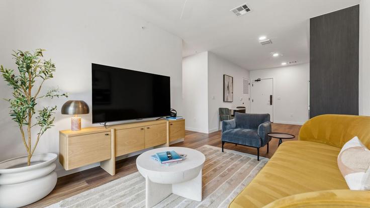 Austin AustinのBuilding Menchaca Road - avantstay - 1396924のアパートメントにある、モダンな家具を備えたエレガントなデザインのリビングルーム Austin AustinのBuilding Menchaca Road - avantstay - 1396924のアパートメントにある、モダンな家具を備えたエレガントなデザインのリビングルーム