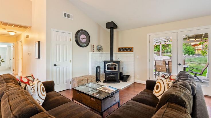Elegante sala de estar con mobiliario moderno en un apartamento en Building California 41 - avantstay - 1598082 en Templeton, Templeton Elegante sala de estar con mobiliario moderno en un apartamento en Building California 41 - avantstay - 1598082 en Templeton, Templeton