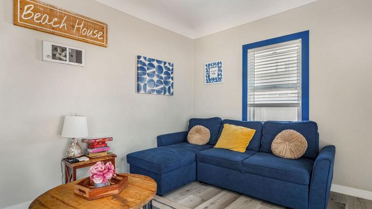 Elegante sala de estar con mobiliario moderno en un apartamento en Building Ormond Court - avantstay - 1513844 en San Diego, San Diego Elegante sala de estar con mobiliario moderno en un apartamento en Building Ormond Court - avantstay - 1513844 en San Diego, San Diego