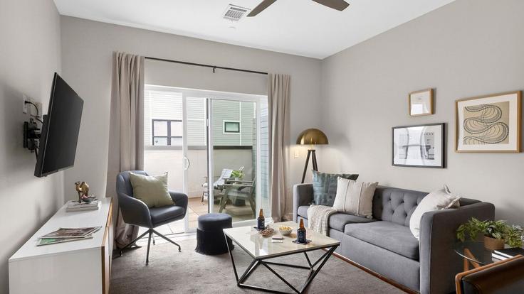 Sala de estar elegantemente projetada com móveis modernos em um apartamento no Building Belcourt Avenue - avantstay - 1515155 em Nashville, Nashville