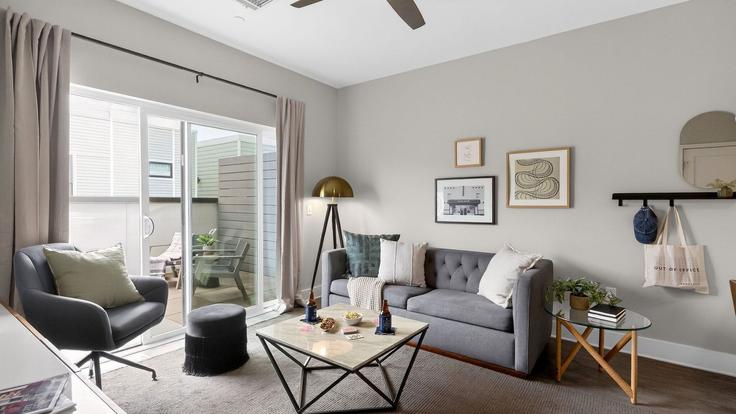 Elegant gestaltetes Wohnzimmer mit moderner Einrichtung in einer Wohnung im Building Belcourt Avenue - avantstay - 1515133 in Nashville, Nashville