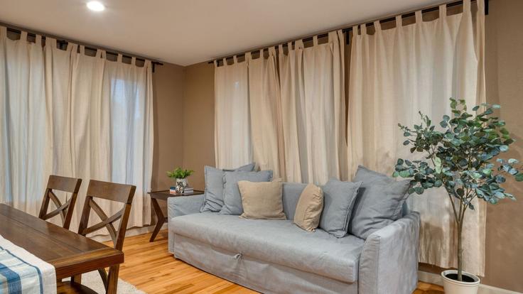 Austin, Austin에 위치한 Building Exposition Boulevard - avantstay - 1396929 유닛의 세련된 인테리어가 돋보이는 거실 Austin, Austin에 위치한 Building Exposition Boulevard - avantstay - 1396929 유닛의 세련된 인테리어가 돋보이는 거실