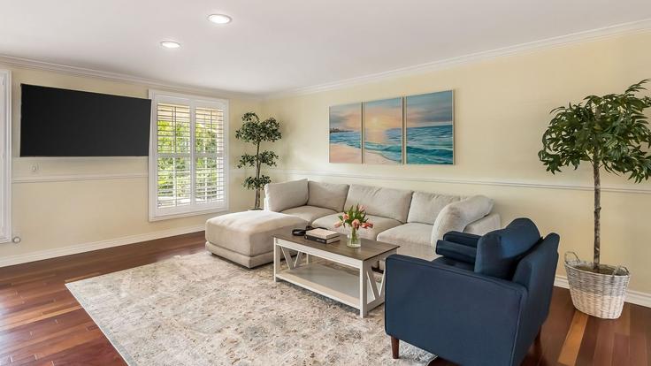 Los Angeles Los AngelesのBuilding Julie Lane - avantstay - 1497766のアパートメントにある、モダンな家具を備えたエレガントなデザインのリビングルーム Los Angeles Los AngelesのBuilding Julie Lane - avantstay - 1497766のアパートメントにある、モダンな家具を備えたエレガントなデザインのリビングルーム