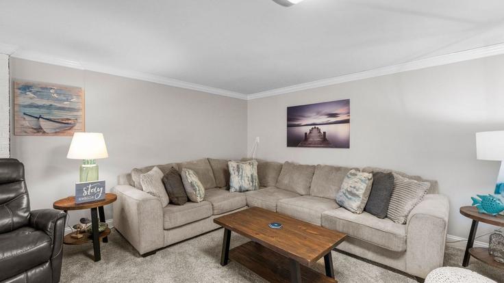 Building Wateredge Drive - avantstay - 1040488 - USA adresindeki bir dairede modern mobilyalarla zarif bir şekilde tasarlanmış oturma odası Lake Norman of Catawba, Lake Norman of Catawba Building Wateredge Drive - avantstay - 1040488 - USA adresindeki bir dairede modern mobilyalarla zarif bir şekilde tasarlanmış oturma odası Lake Norman of Catawba, Lake Norman of Catawba