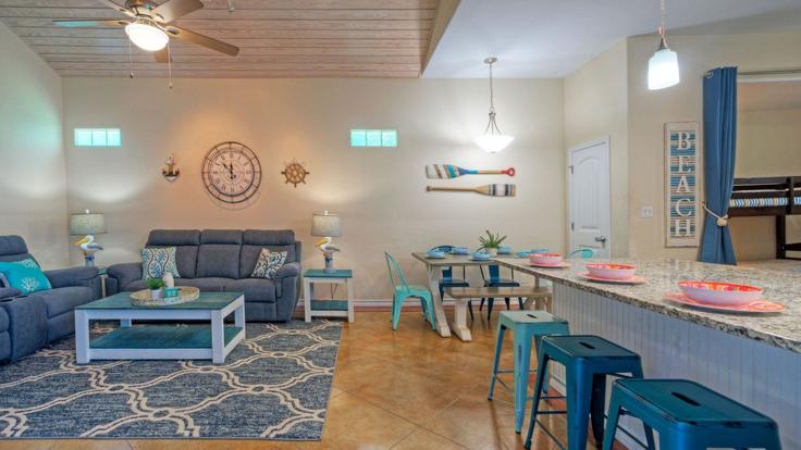 Elegant gestaltetes Wohnzimmer mit moderner Einrichtung in einer Wohnung im Building Texas 361 - avantstay - 1471776 in Port Aransas, Port Aransas Elegant gestaltetes Wohnzimmer mit moderner Einrichtung in einer Wohnung im Building Texas 361 - avantstay - 1471776 in Port Aransas, Port Aransas