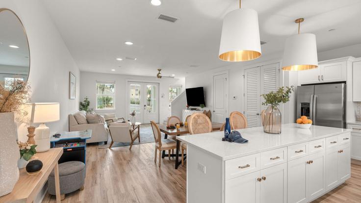 Salle de séjour élégante avec mobilier moderne dans un appartement à Building South Thomas Drive - avantstay - 1585116 à Panama City Beach, Panama City Beach Salle de séjour élégante avec mobilier moderne dans un appartement à Building South Thomas Drive - avantstay - 1585116 à Panama City Beach, Panama City Beach